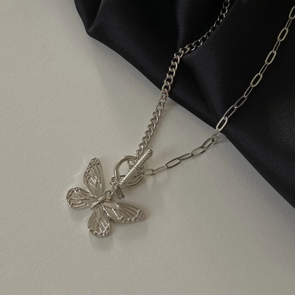 🍒 Butterfly Charm Lasso Necklace - Picture 4 of 6